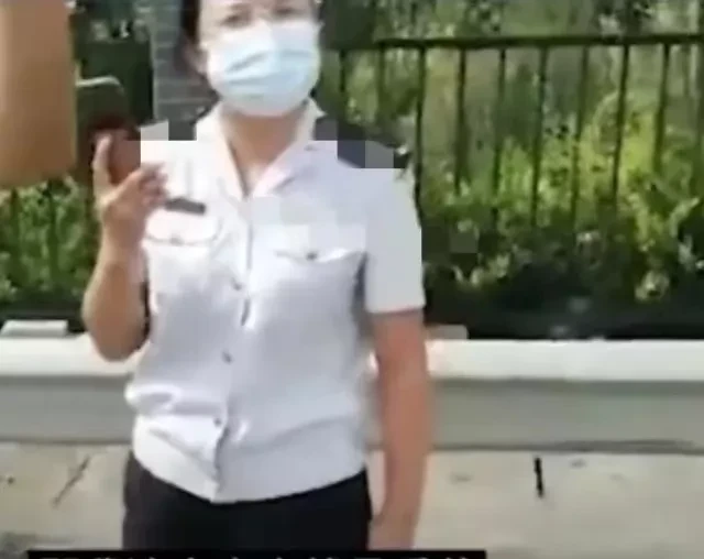 男子拉一车香蕉过收费站被要求收费,收费员:请证明你拉的是香蕉