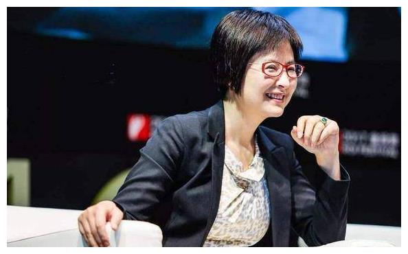 张泉灵|张泉灵：曾是央视一枝花，低调嫁大18岁李铁为妻，如今生活幸福