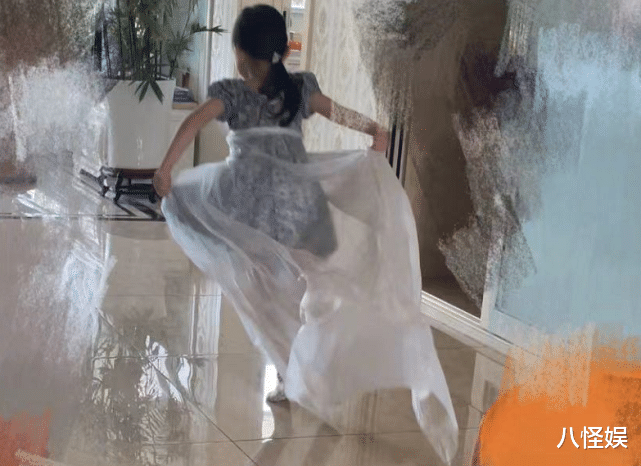 孙怡|孙怡离婚后首晒女儿,室内打满马赛克,大福披塑料袋奔跑好欢快