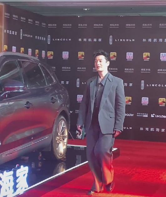 黄晓明|黄晓明红毯造型翻车,衣品土气假发套穿帮,身高被拍成五五分