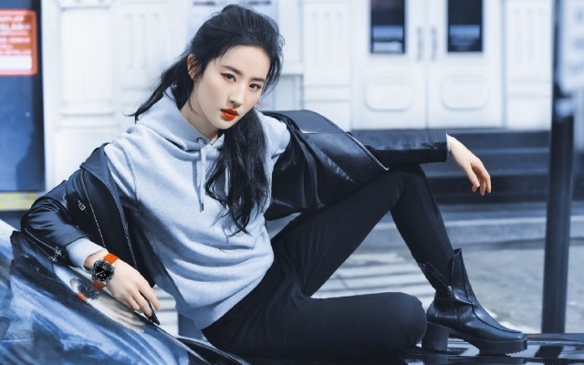 杨幂|刘亦菲化身“修表匠”现身宣传会，穿西装干练十足，生图太绝了