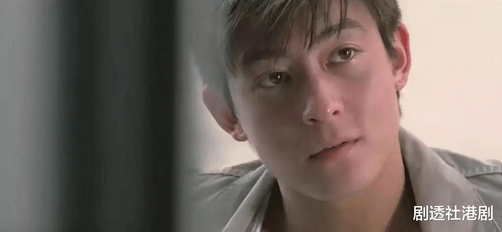 陈冠希|面无表情，41岁陈冠希晒一家三口合照被狠批，网友：太诡异