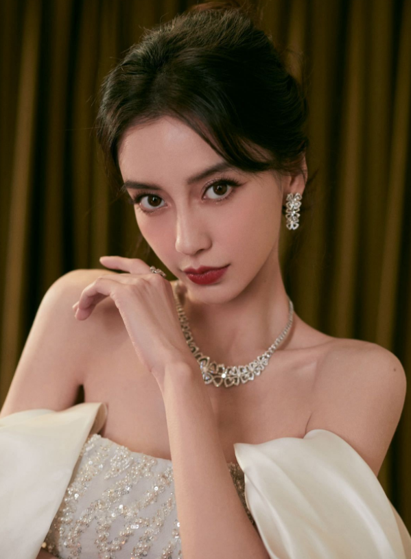 春晚|Baby戴百万珠宝主持春晚！脖子一根项链70万，身材太瘦锁骨凹陷明显