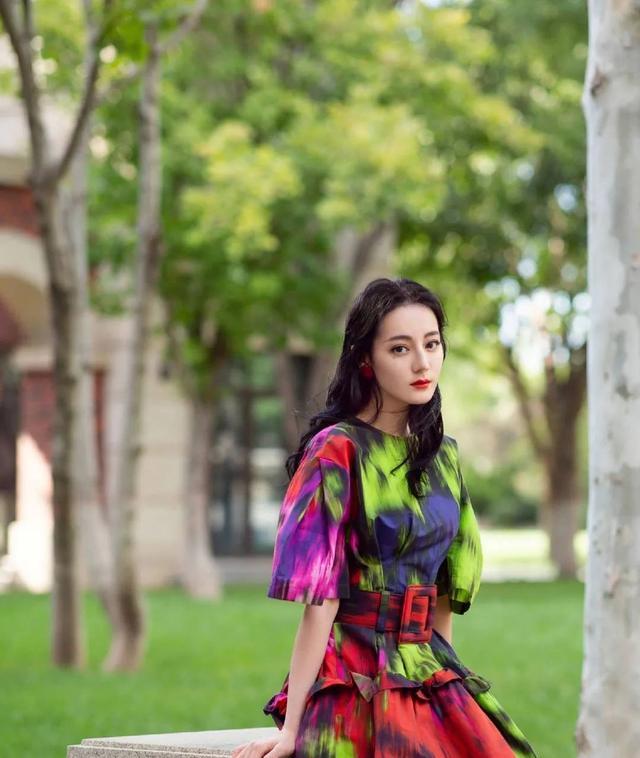 迪丽热巴|迪丽热巴彩色长裙出镜,玲珑精致的身材,散发出浓浓的女神气息