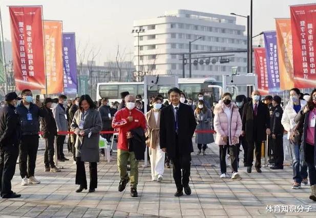 李寧|58歲體壇億萬富豪老態(tài)龍鐘！白發(fā)禿頂明顯發(fā)福，帥小伙變糟老頭