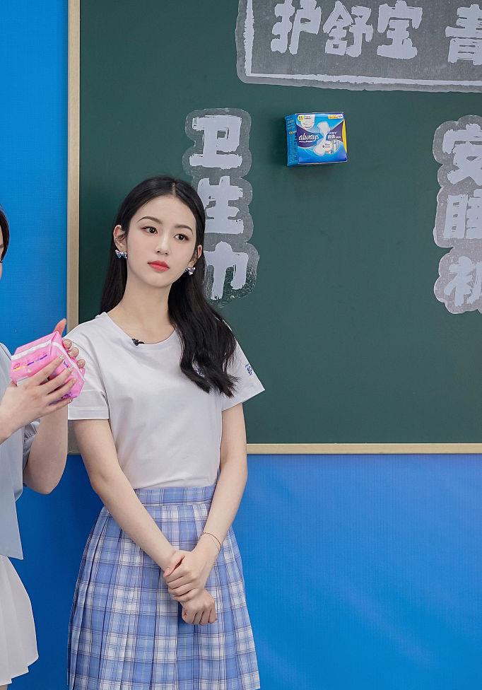周也|周也亮相护舒宝直播活动 校园风制服造型清纯灵动