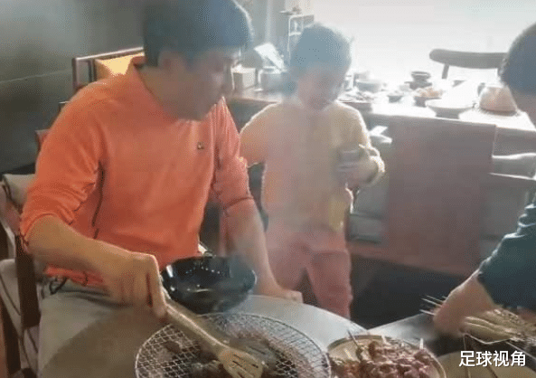 王楠一家豪宅里吃烧烤，高级红木家具当烧烤架，儿子一旁直流口水
