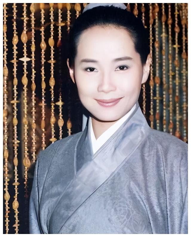 叶童|结婚34年无子女,目睹富豪丈夫梅开四度, 叶童为何坚持不肯离婚?