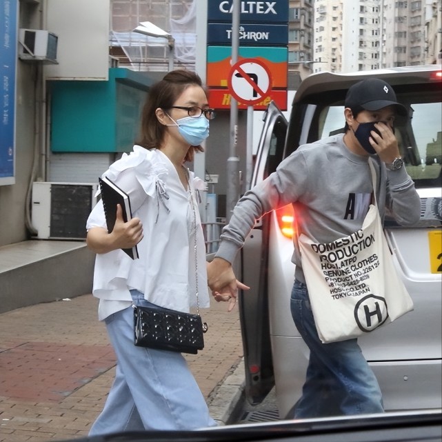 关咏荷|57岁关咏荷消瘦现身，因弟弟爬山坠亡大受打击，张家辉担忧不已