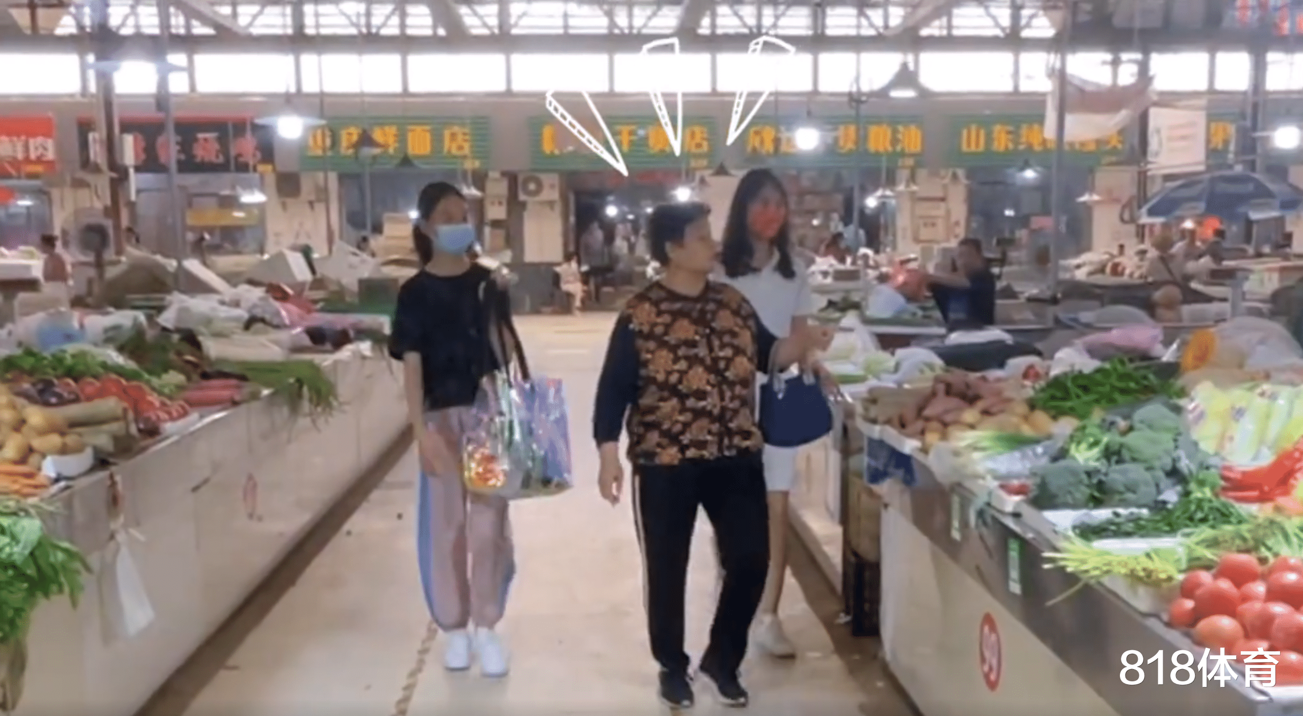温馨! 张雨霏回徐州探亲陪姥姥菜市场买菜, 同母异父妹妹当小跟班拎菜