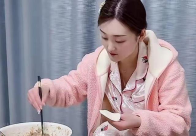 陈亚男|陈亚男久违开直播,找回初心劝粉丝别刷礼物,坦言要做个善良的人