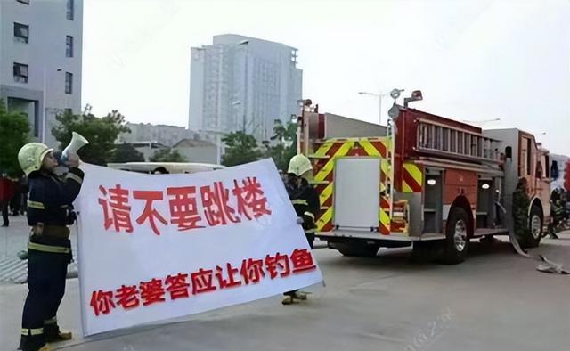 遮阳伞|这位钓友拔新坟花圈当遮阳伞，惊愕之余深思：钓鱼人的底线在哪？