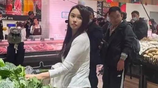 伊能静|伊能静菜场买菜被偶遇，穿白色透视衫配黑长直，路人镜头下54岁素颜像24岁