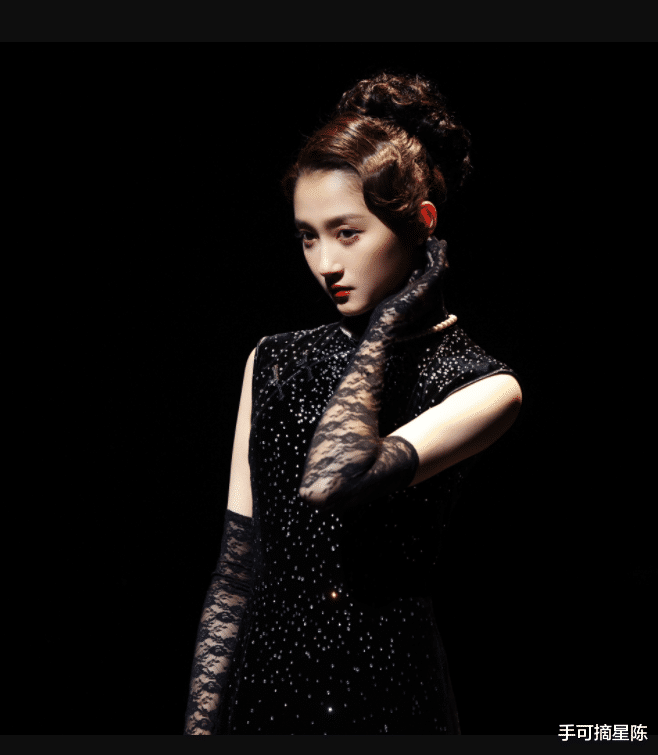 关晓彤|关晓彤与小6岁男星贴身热舞!扭腰摆胯大秀美腿,穿旗袍曲线曼妙