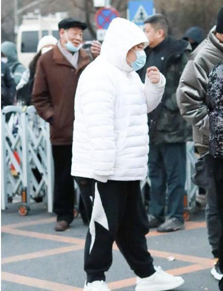 春晚|春晚彩排下班照：王嘉尔为自家带货，朱一龙穿北电校服，邓超随意