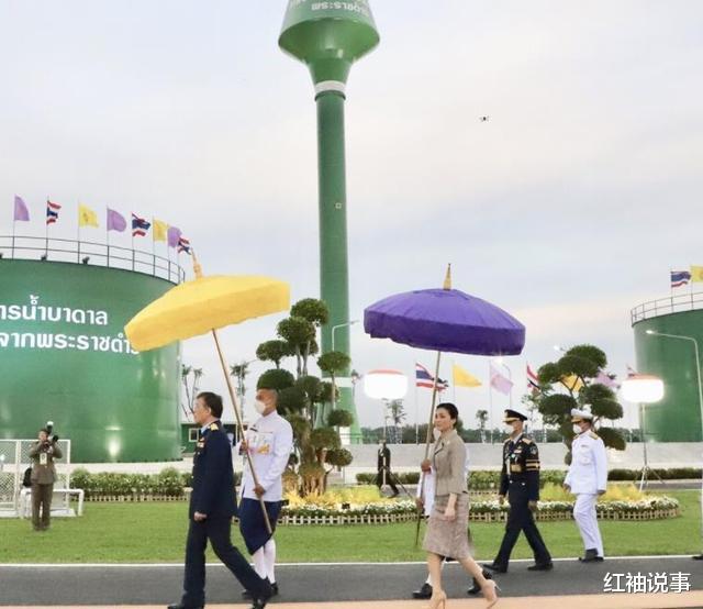 苏提达|帝后牵手海报出炉,44岁苏提达笑靥如花,给妻子吃下一颗定心丸