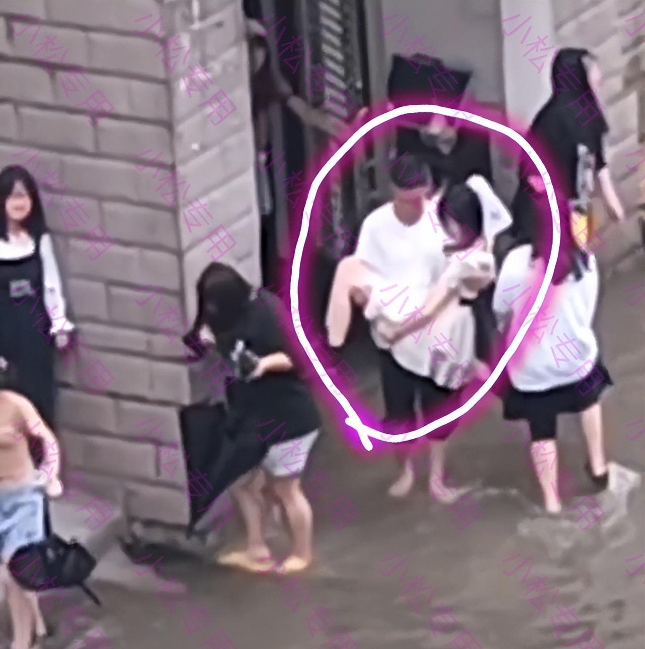 湖北咸宁：大学生抱着女友过积水，旁边女生愣住：我也要找男朋友