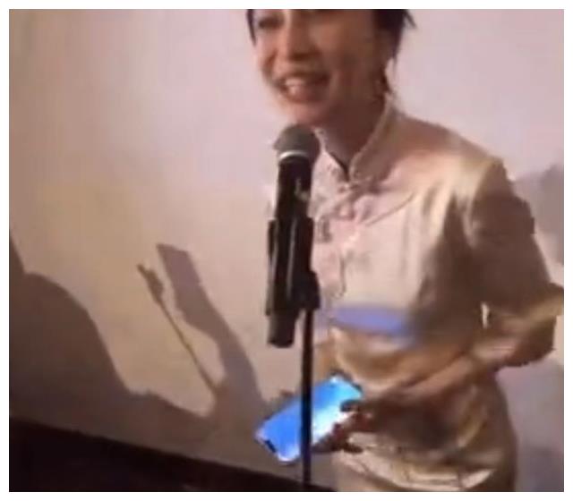 Angelababy|杨颖私下聚会放飞自我,化浓妆模样变化大,鼻梁高挺略显怪异