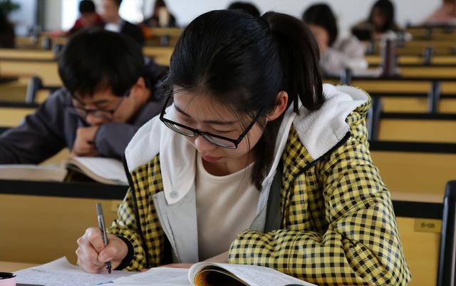 动力|扎心！清华硕士生求职遭拒，HR给出的理由，揭开了985学历的鄙视链