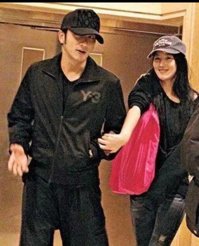 吴卓羲|43岁吴卓羲状态依旧，参加披荆斩棘的哥哥，路透状态好