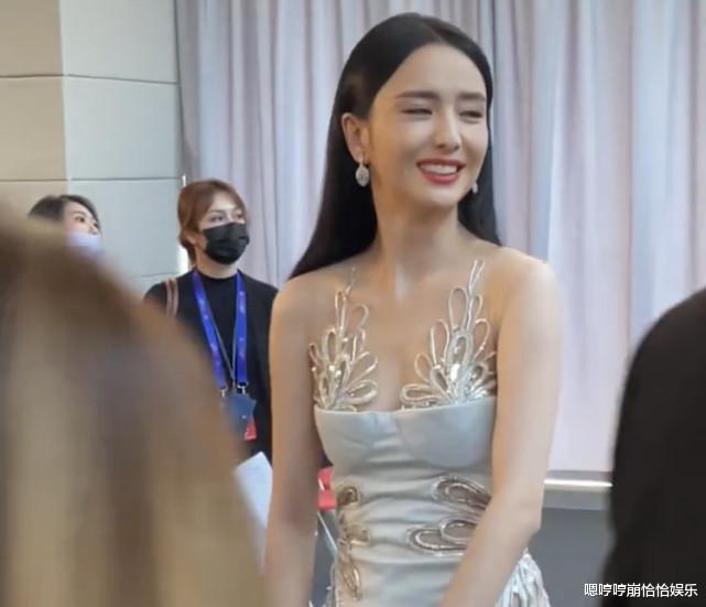 佟丽娅|自信心和仪态对女明星而言有多重要？看看佟丽娅和蓝羽就知道了！