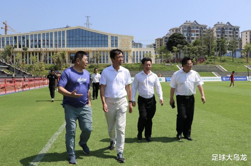 陈戌源|陈戌源顶着烈日，参观女足训练基地，合照位居C位，全程面色凝重