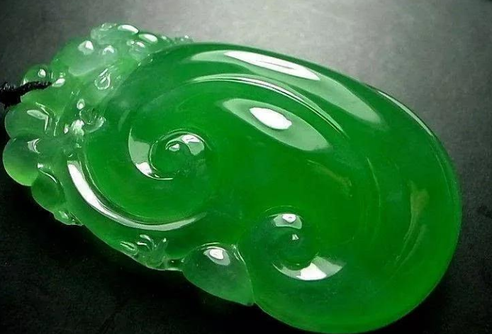 翡翠|想要赌翡翠原石，不仅需要经验和技术，还需要运气和胆量