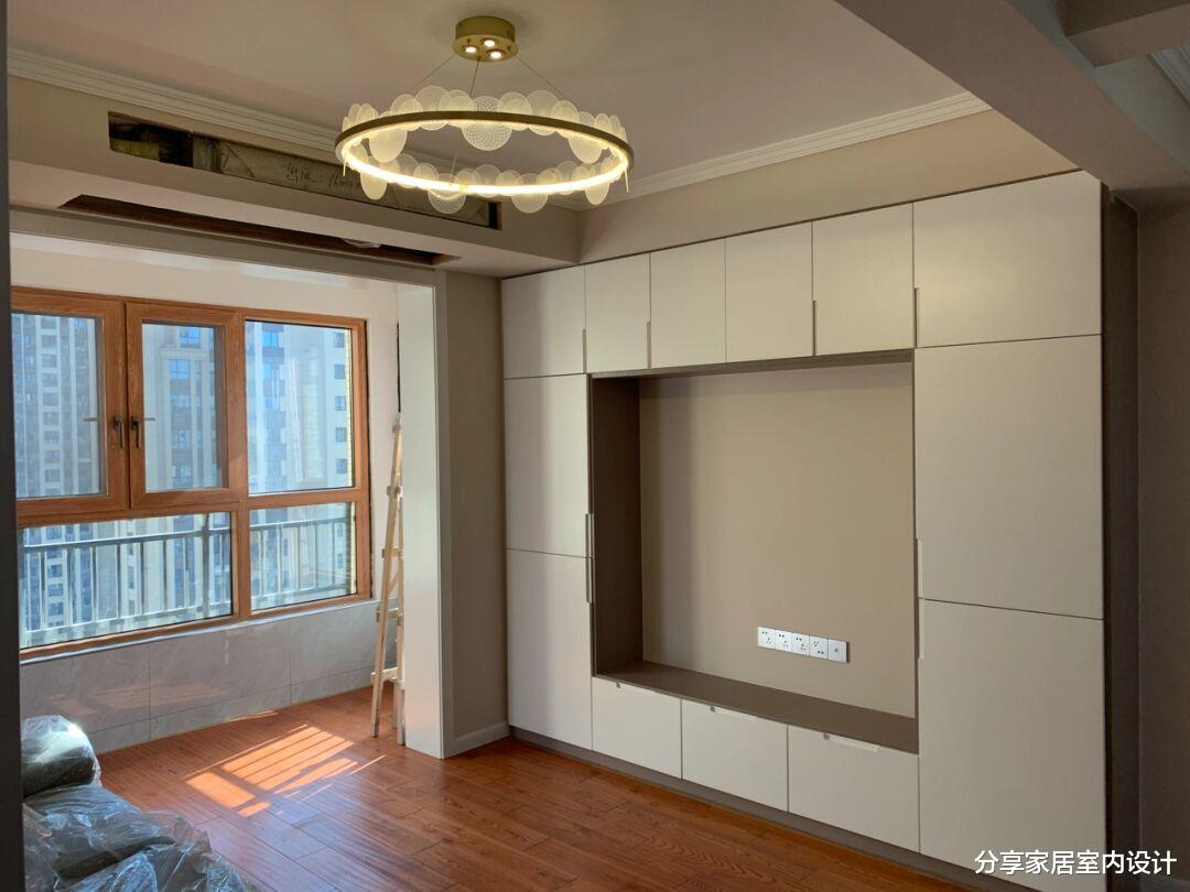 第一次装修新房，全屋坚持选择木地板，电视墙打满柜子非常实用！