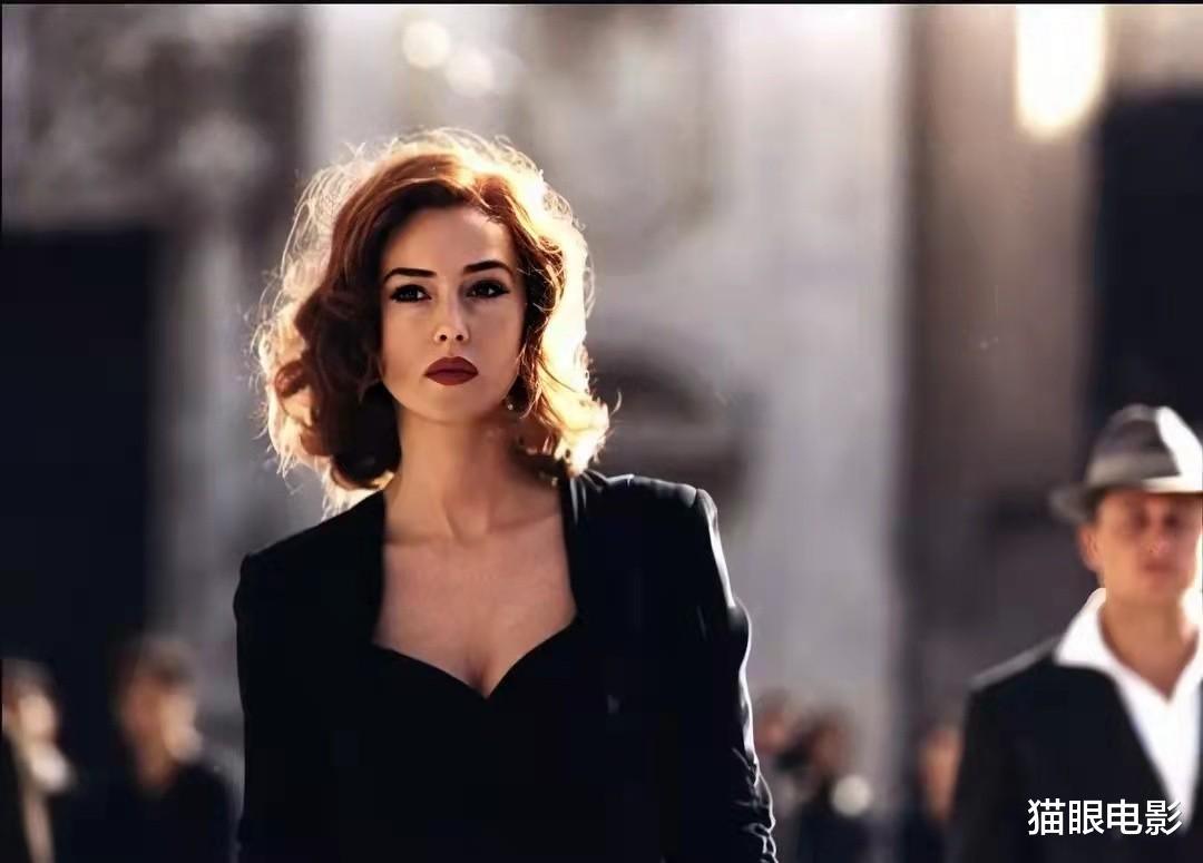 莫妮卡·贝鲁奇|57岁莫妮卡贝鲁奇身材绝了,穿开衩长裙露锁骨,半遮半掩好妩媚