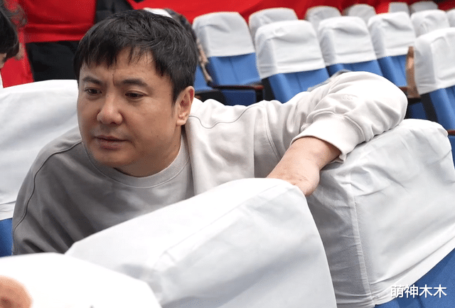 明星|春晚后台气氛好!贾玲主动与群演合照,明星和工作人员吃同款盒饭