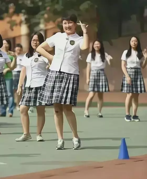 张凯丽|60多岁的张凯丽穿成这样也太尴尬了，这是没人管了吗？