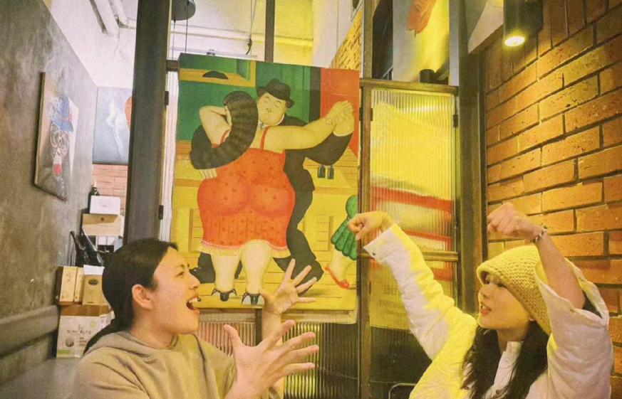 杨紫|杨紫不舍假期与闺蜜聚餐，两人感情如初，五年前杨紫亲自送她出嫁