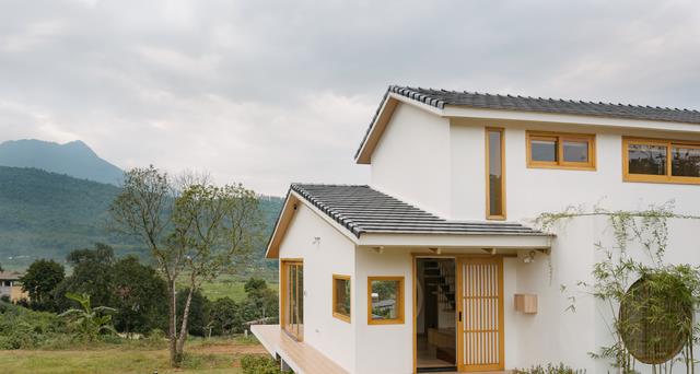 老家盖栋2层别墅，屋内装修不奢华但温馨，屋外鸟语花香，好羡慕