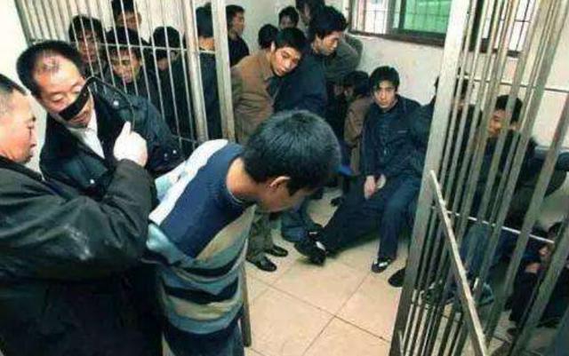 江苏死刑犯天天抱字典研究,被狱友嘲笑,1994年法院通知他:改判