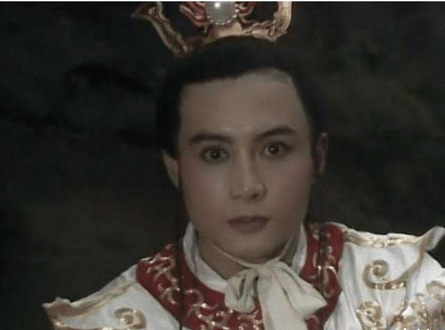 王伯昭|“白龙马”王伯昭：曾被谢霆锋打到住院，44岁和妻子街头卖卤菜