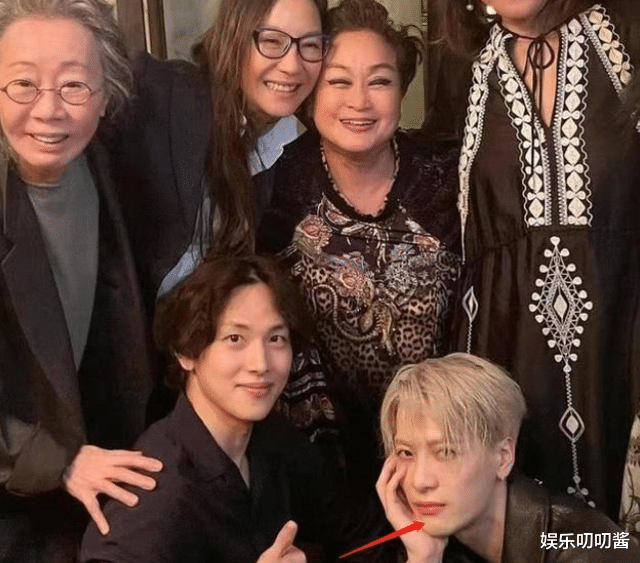 王嘉尔|王嘉尔近照嘴巴抢镜,整牙后遗症明显遭吐槽,网友:回不去了