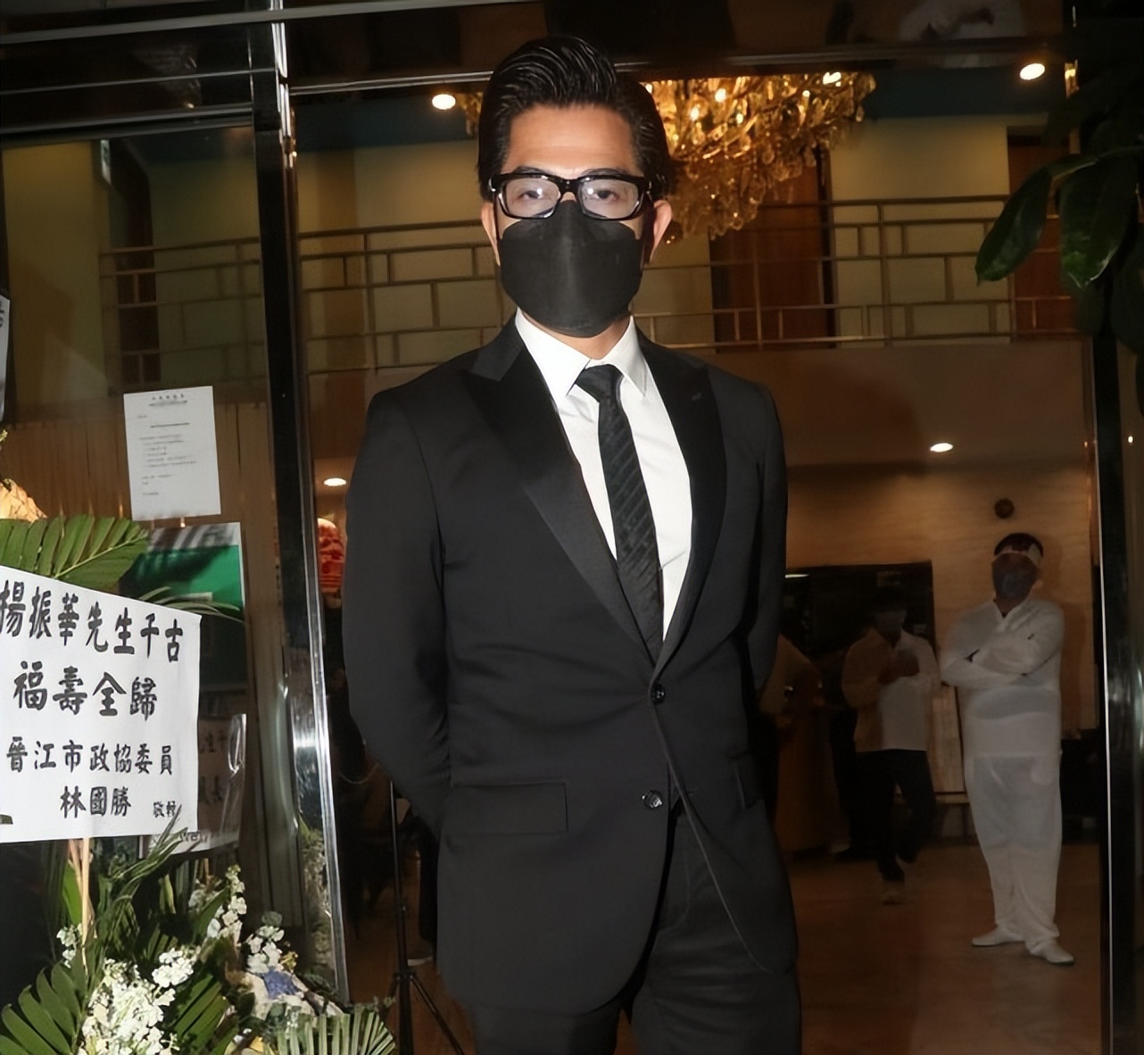 郭富城|经纪人父亲设灵，郭富城携妻女现身灵堂吊唁，透露将扶灵