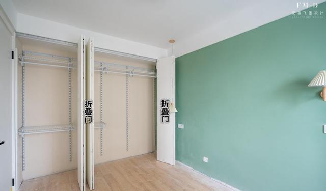 现在衣柜更流行用砖砌了，内部折叠门+挂衣杆，真的“超能装”！