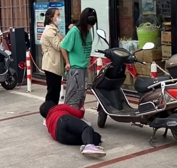女子疑似插足别人婚姻，被原配母女当街抓住，拽着裤子死活不松手