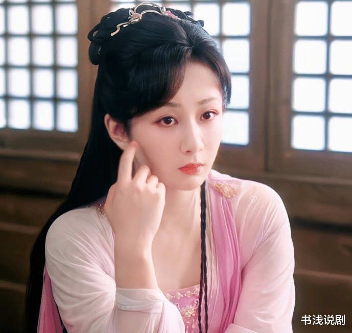 成毅|让33岁张芷溪演妈，44岁何晟铭扮爸，成毅的“幼感”凭啥这么狂？