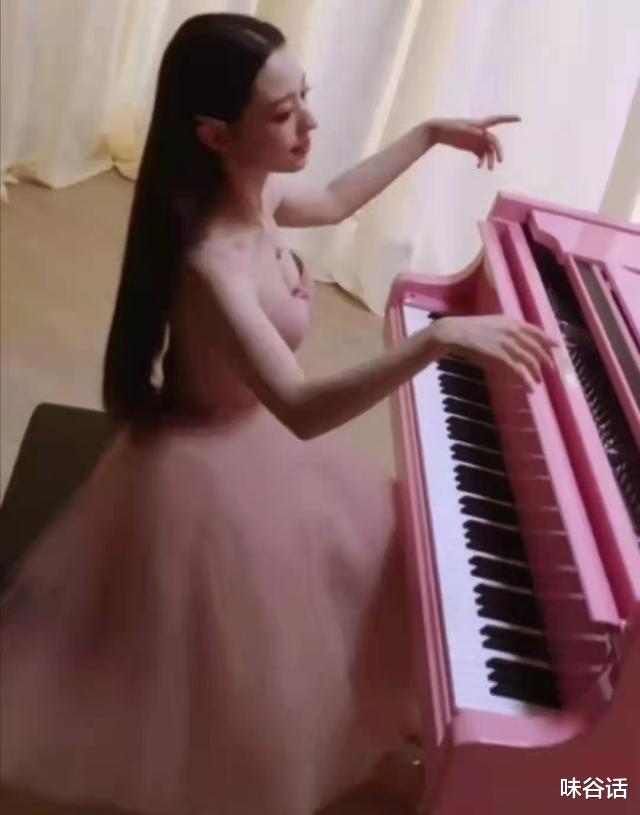 明星|吉娜弹钢琴旧照火了，穿低领纱裙松松垮垮，引起网友热议