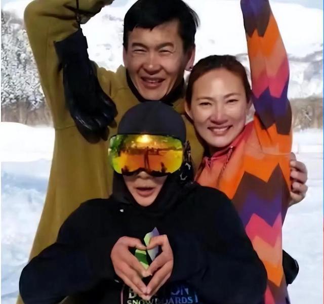 苏翊鸣|苏翊鸣感谢富豪爸爸！带着老爸玩新项目，网友：老爸的胆量太小了