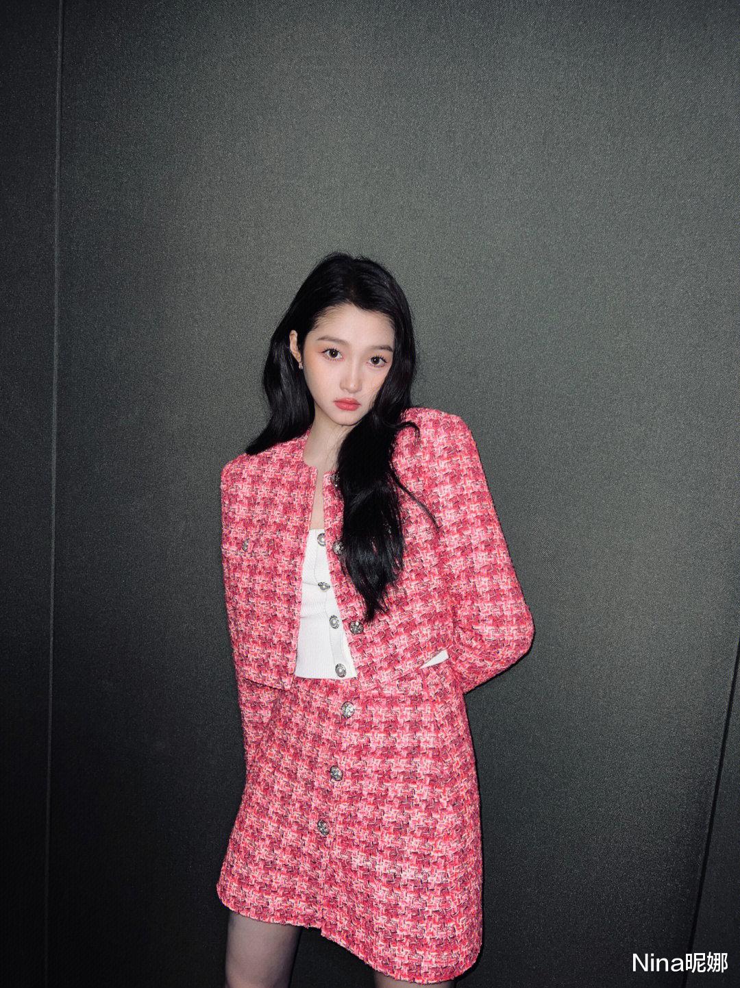 关晓彤|不愧是鹿晗的菜！关晓彤穿小香风西装配“花旦妆”大变样，国民格格秒变网红