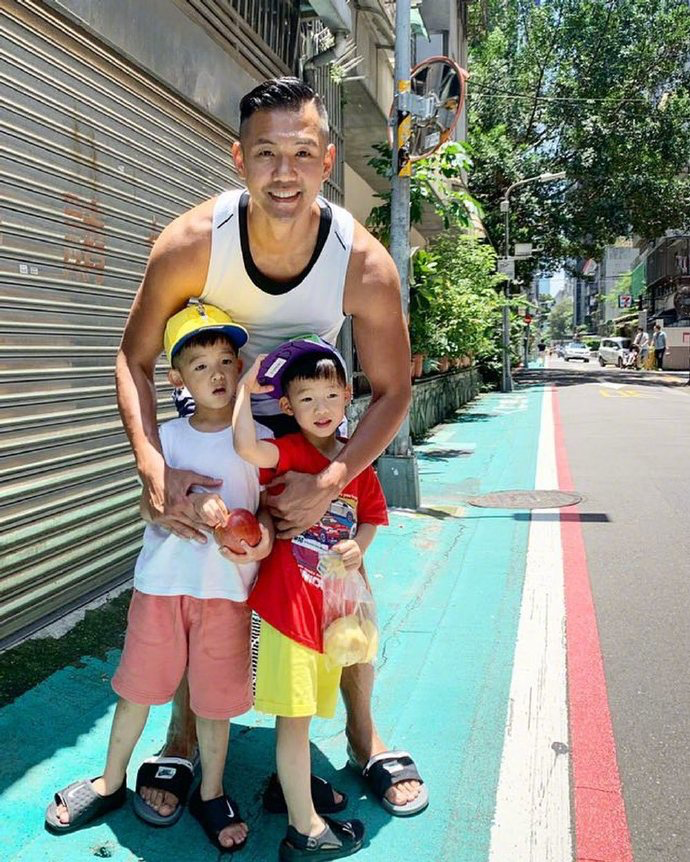 ive|范玮琪庆祝双胞胎儿子7岁生日，飞飞翔翔光着脚丫玩耍，长相英俊