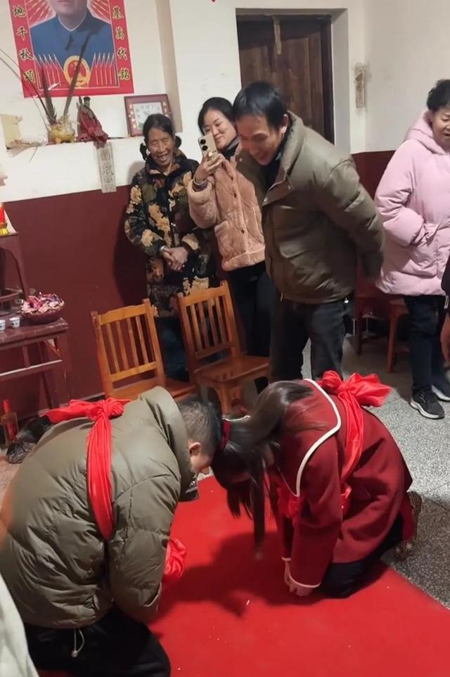 实拍湖南丧堂婚礼，新人穿便服跪拜遗像，亲友脱下孝服参加婚礼
