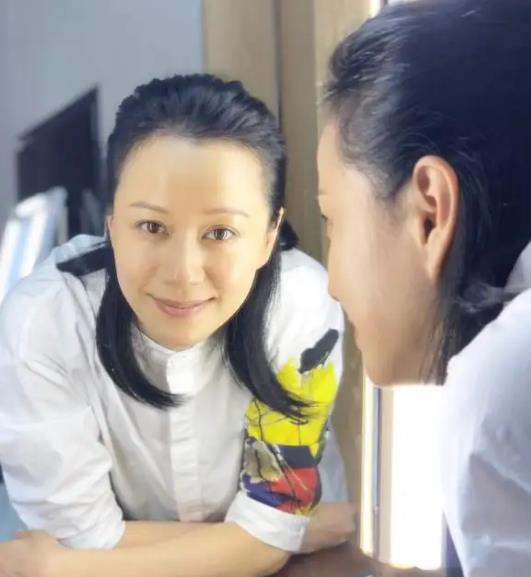 梅婷|46岁的梅婷和52岁的俞飞鸿同框，看到线下生图，网友：到底是不同