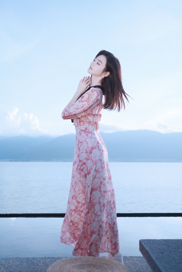 景甜|景甜初秋粉裙plog上线,手拿花束绿色草地,飘逸的长发好美