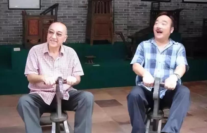 卢海潮|77岁的老戏骨卢海潮去世,儿子现身追思会神情哀伤,不见亲哥卢海鹏