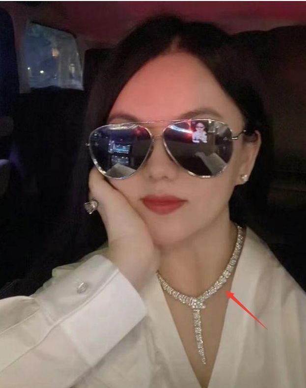 王诗龄|王诗龄健身房打拳击，怀抱沙袋笑容甜美，近照瘦到认不出