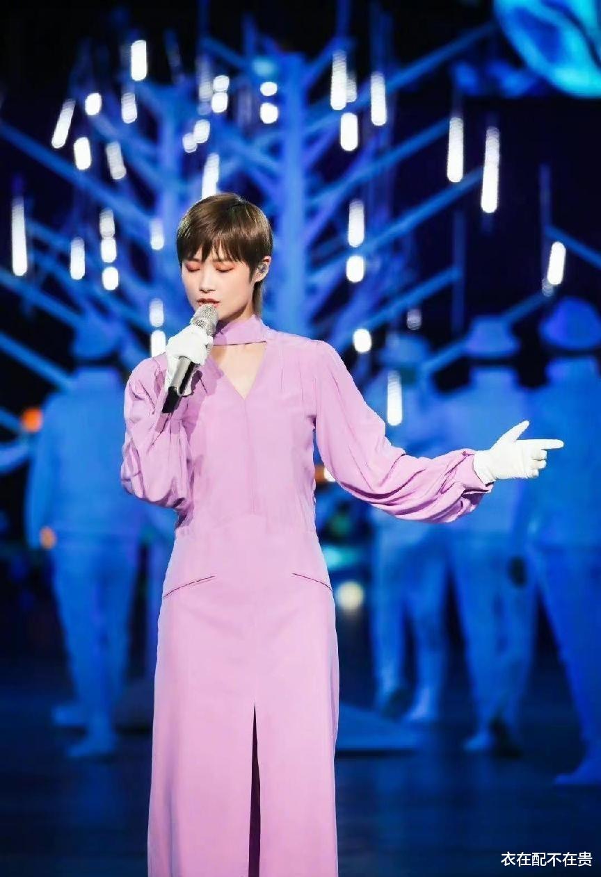 李宇春|李宇春找对风格后变女神,穿粉裙好有温柔感,配短发也颇显女人味